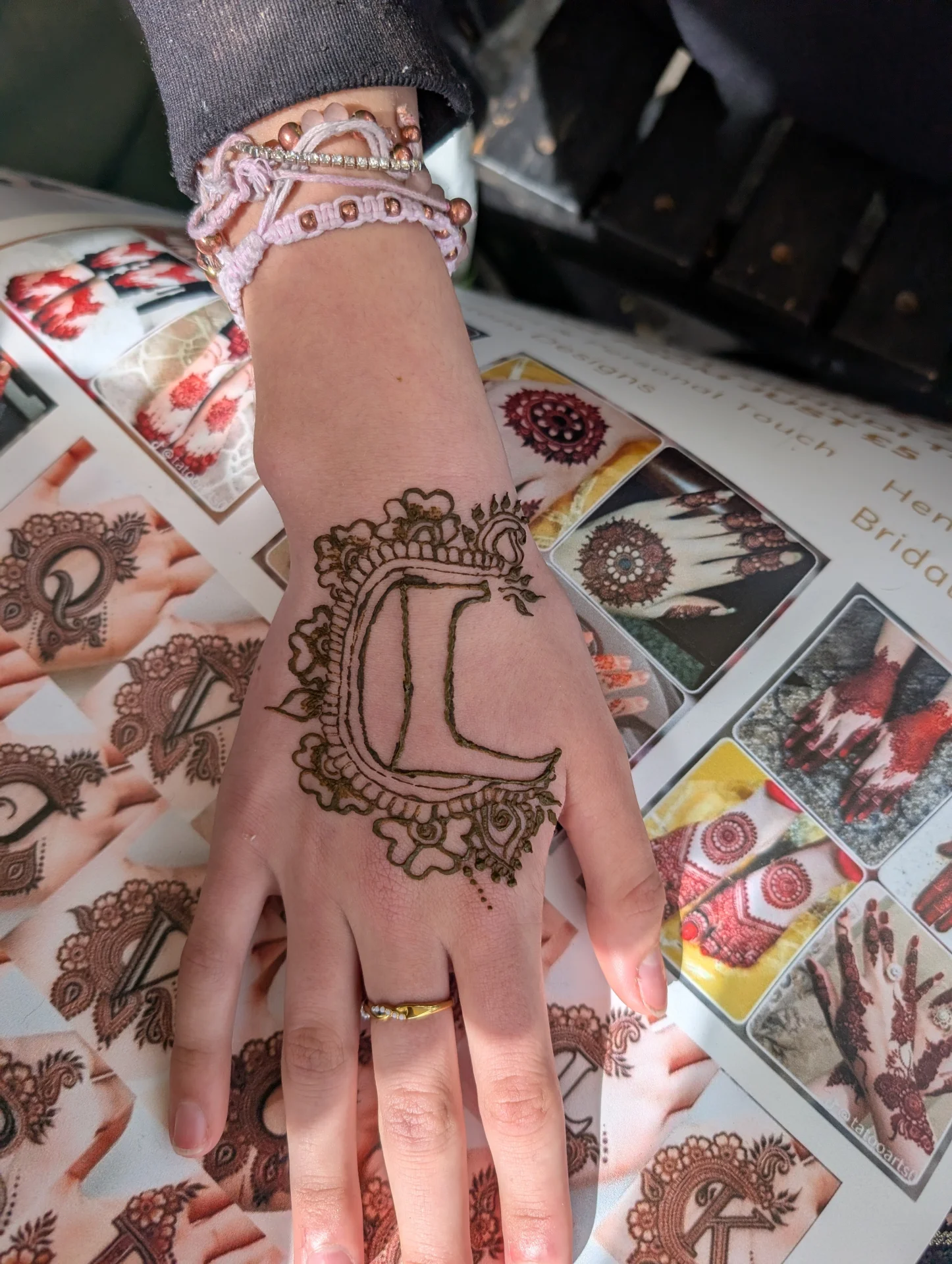 Elegant henna design featuring an initial.