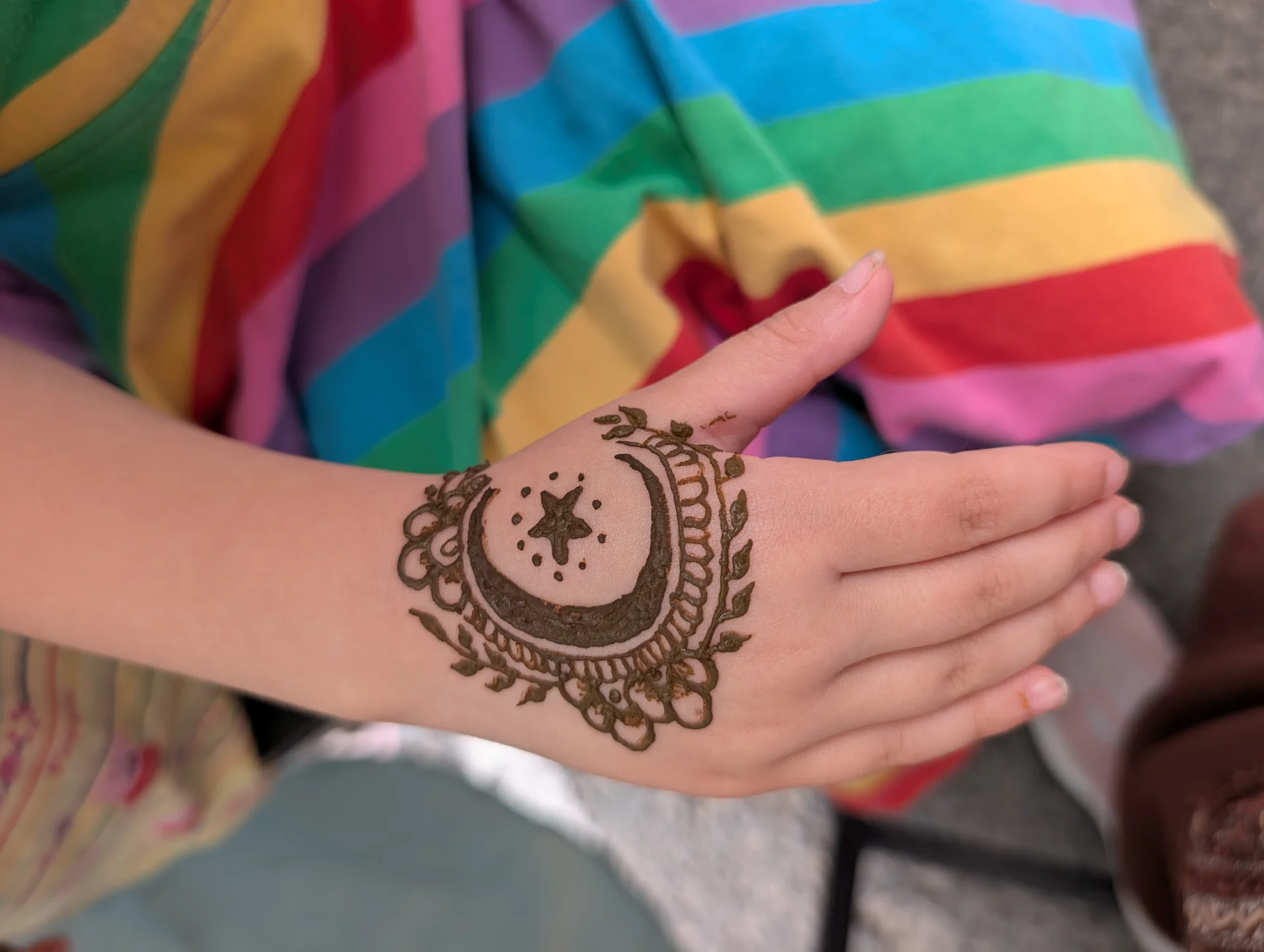 Playful mehndi design for kids